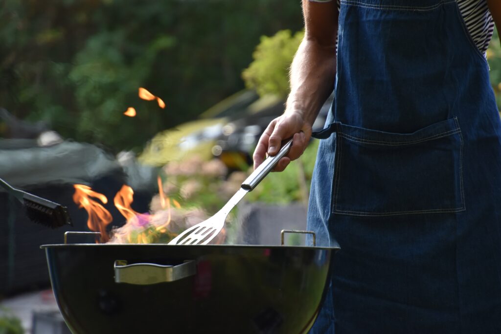 Barbequing in a kettle.